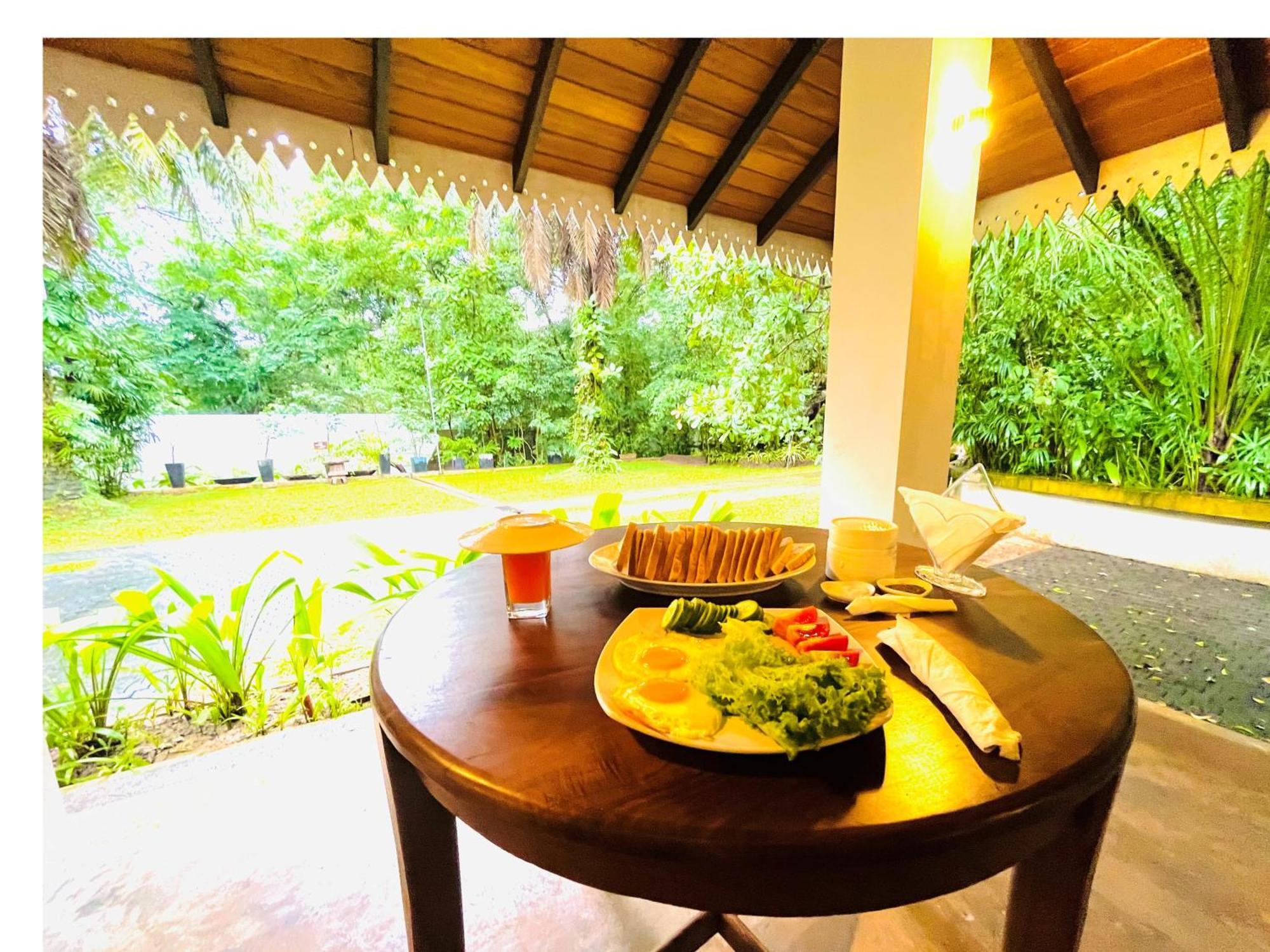 Ceylon Kingsmen Garden Hotel - Katunayake Negombo Exterior photo