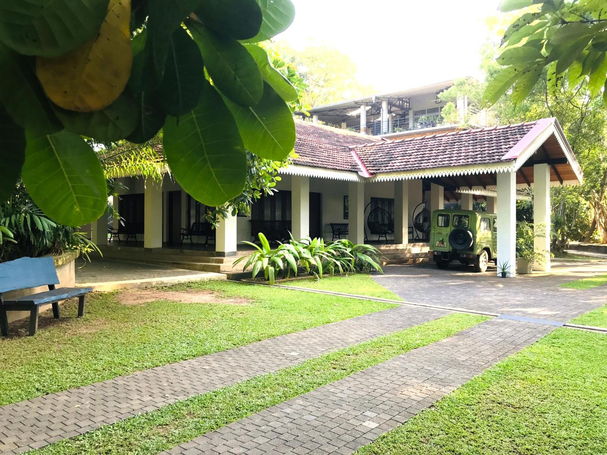 Ceylon Kingsmen Garden Hotel - Katunayake Negombo Exterior photo